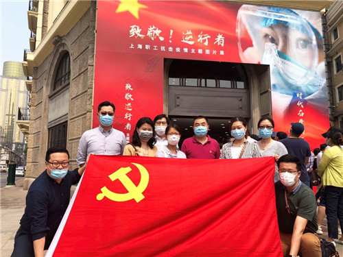上实金服组织参观上海职工抗击疫情图片展1.jpg